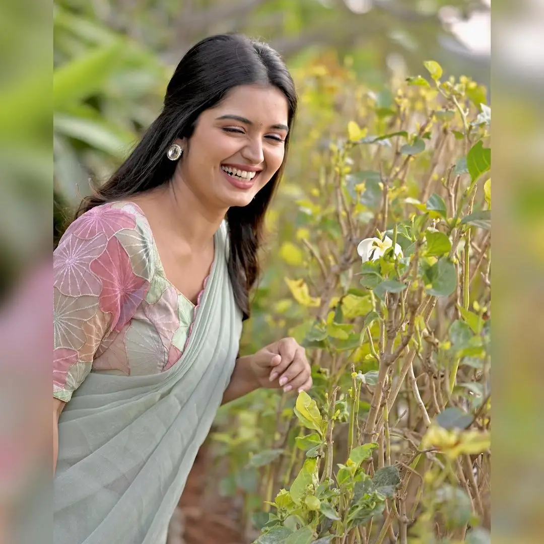 ETV Actress Priyanka Jain Wearing Light Green Saree Blouse